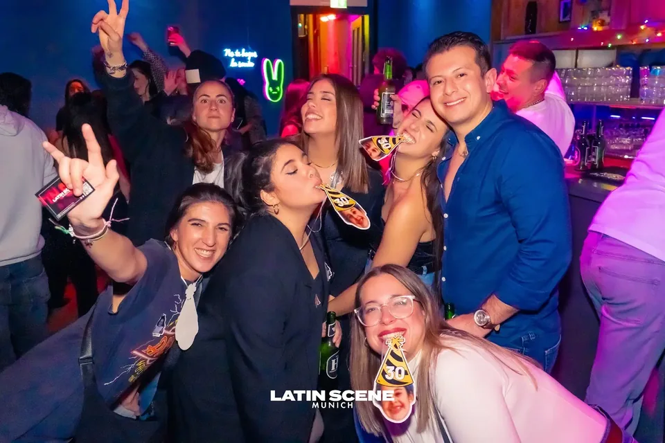 Eine Freundesgruppe feiert einen Geburtstag in La Casita