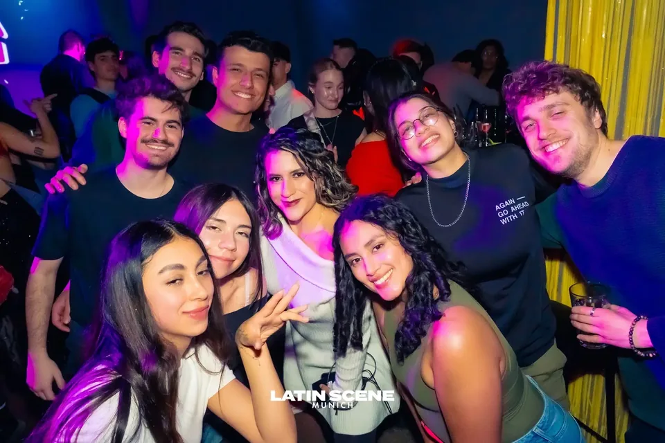 Eine große Freundesgruppe feiert zusammen in La Casita
