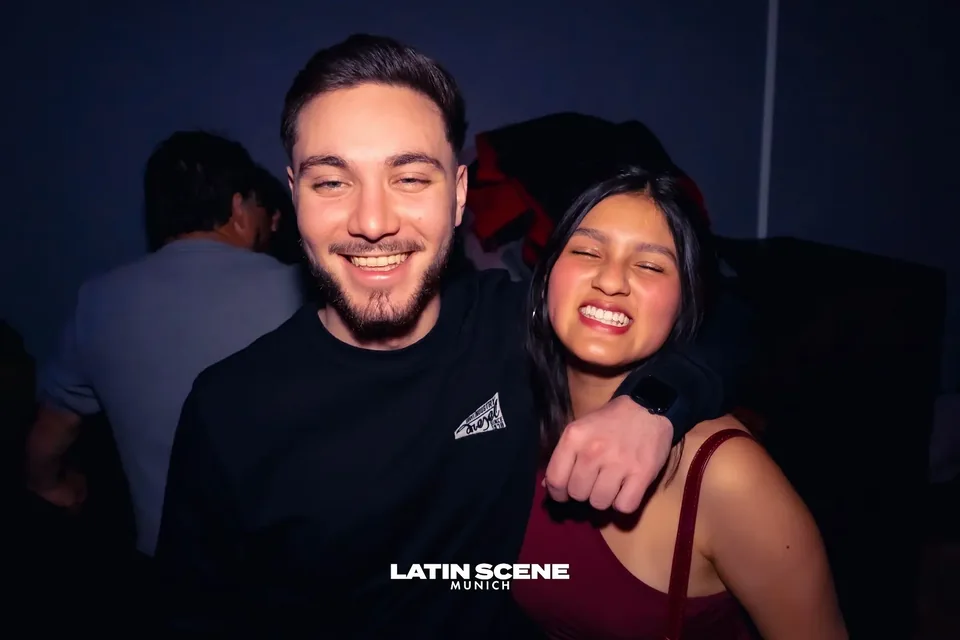Zwei lachende Gäste bei einer Partynacht