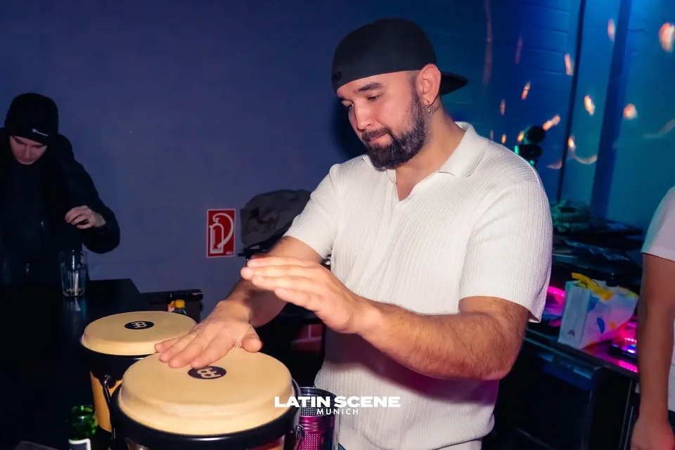 Ein Percussionist spielt live in La Casita